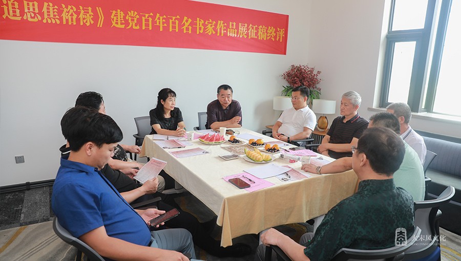 评委专家们在认真审阅、研评