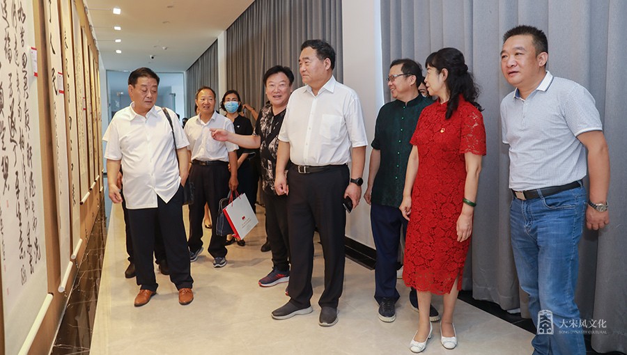 开封市政协主席焦跃进、策展人黄斌等领导嘉宾参展