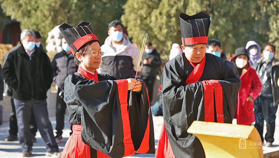 三献官黄先峰先生、王爽女士行祭拜礼